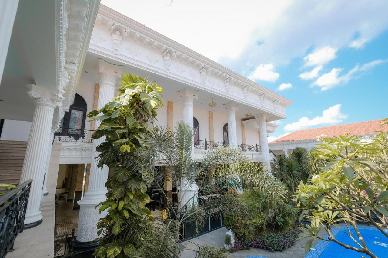 The Grand Palace Hotel Джокякарта Екстериор снимка